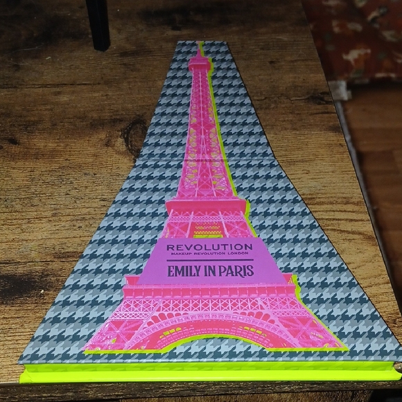 Revolution Emily in Paris City Makeup Set - Picture 4 of 6